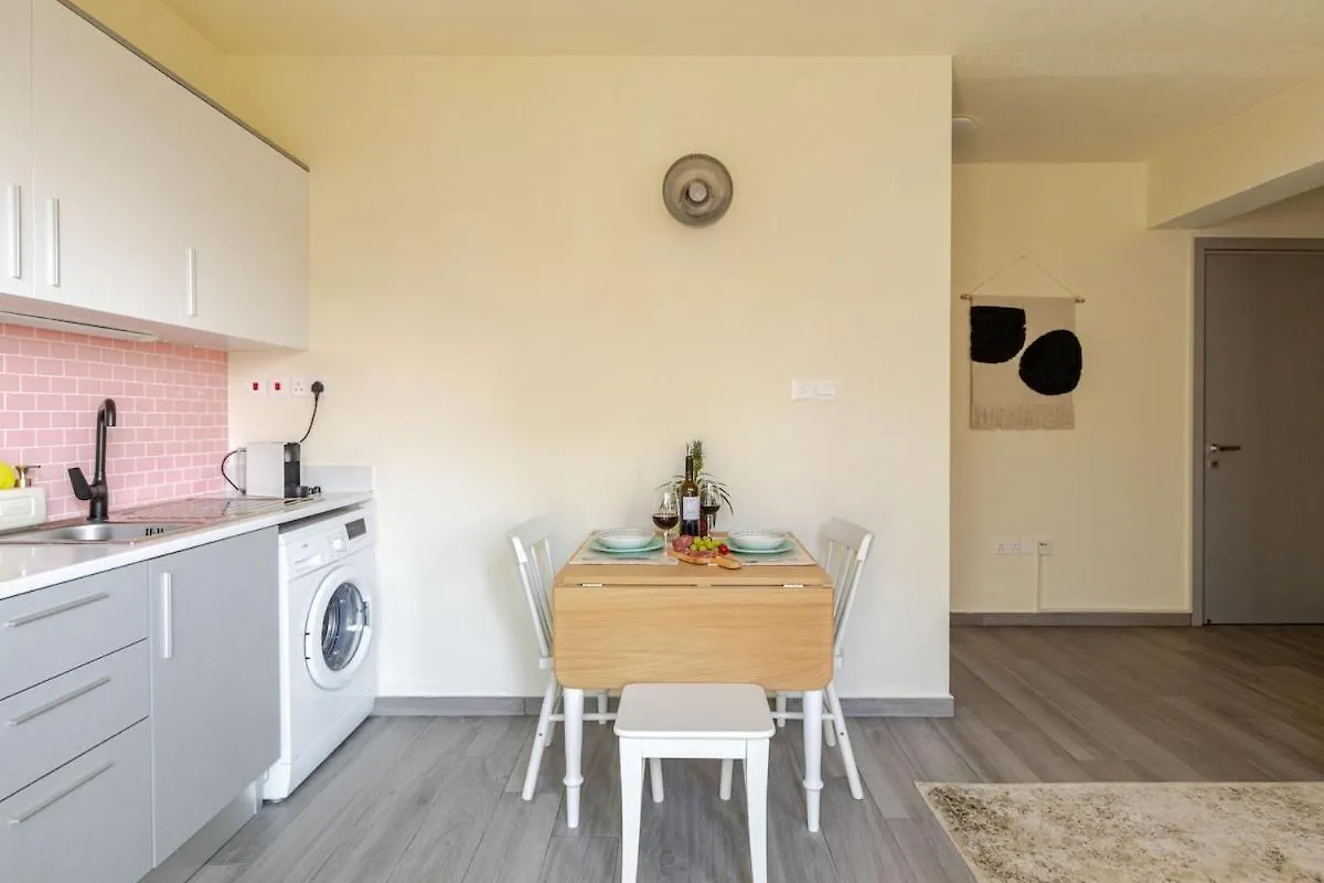 Stylish Apt In Finikoudes 300M From The Beach Larnaca Apartment