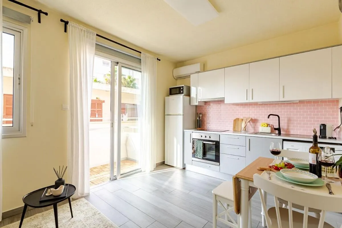 Apartment Stylish Apt In Finikoudes 300M From The Beach Larnaca